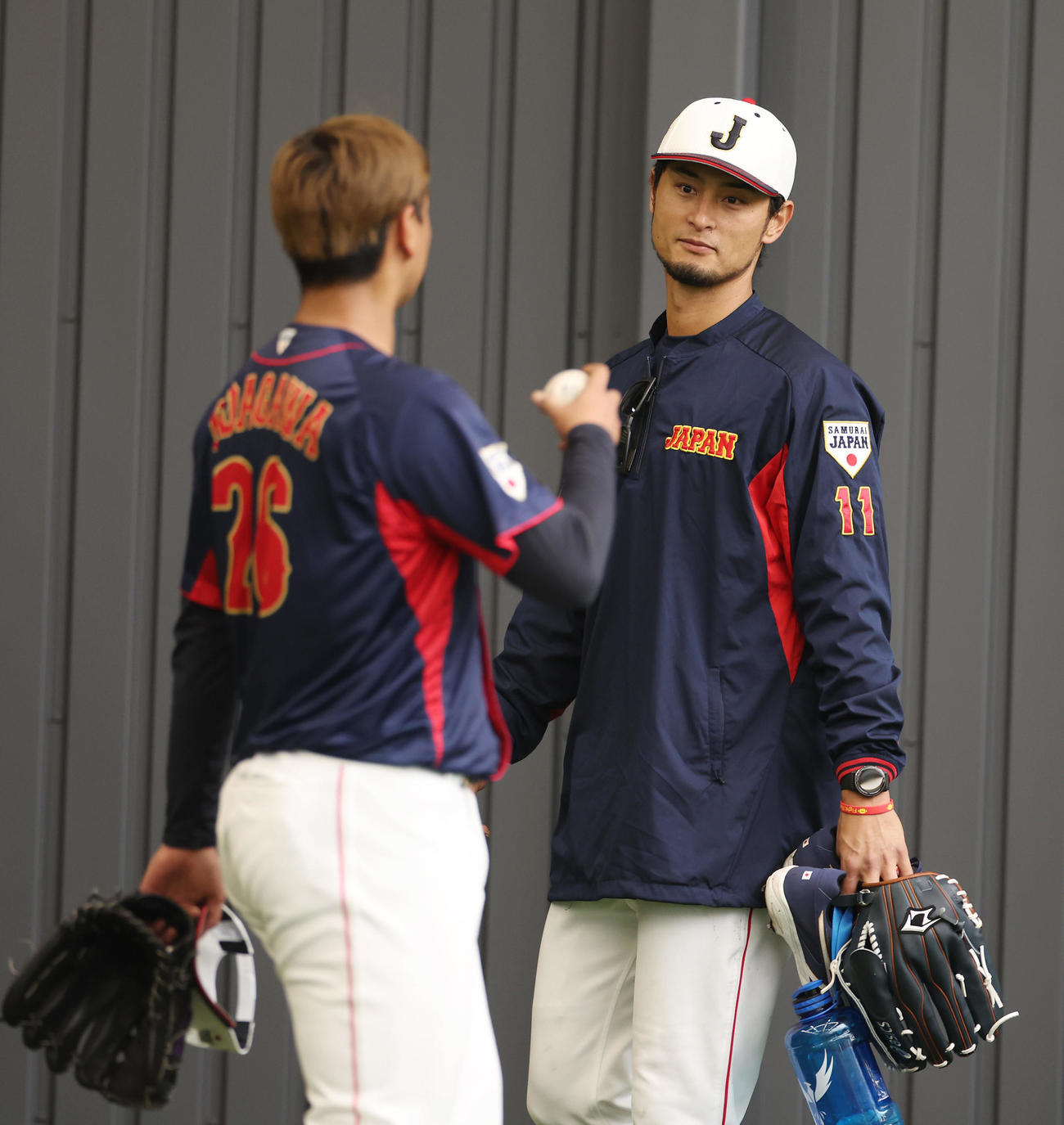 ブルペンで投球練習を終えた宇田川（左）に声を掛けるダルビッシュ（撮影・前田充）