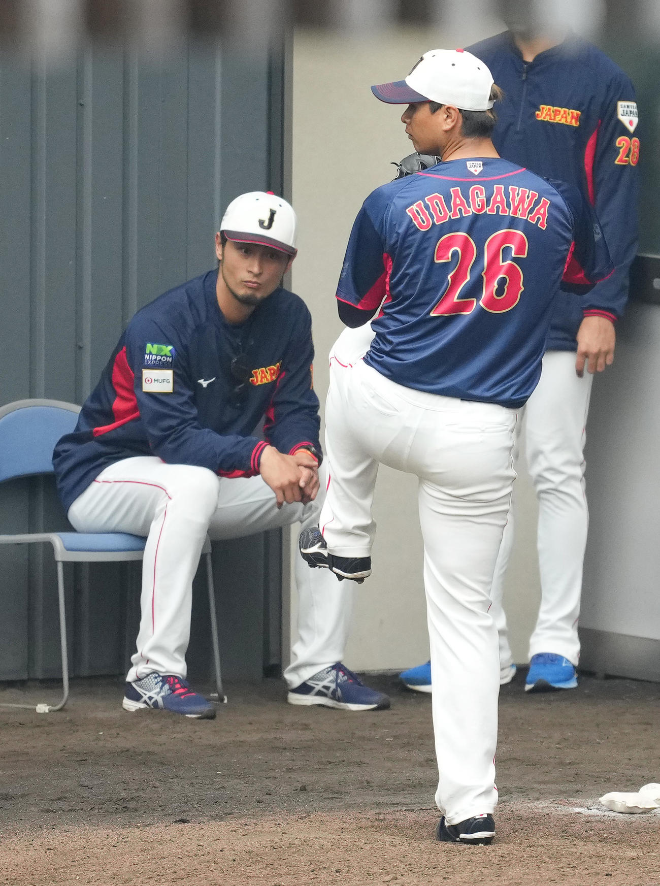 ブルペンでダルビッシュ（左）の視線を浴びながら投球練習をする宇田川（撮影・菅敏）