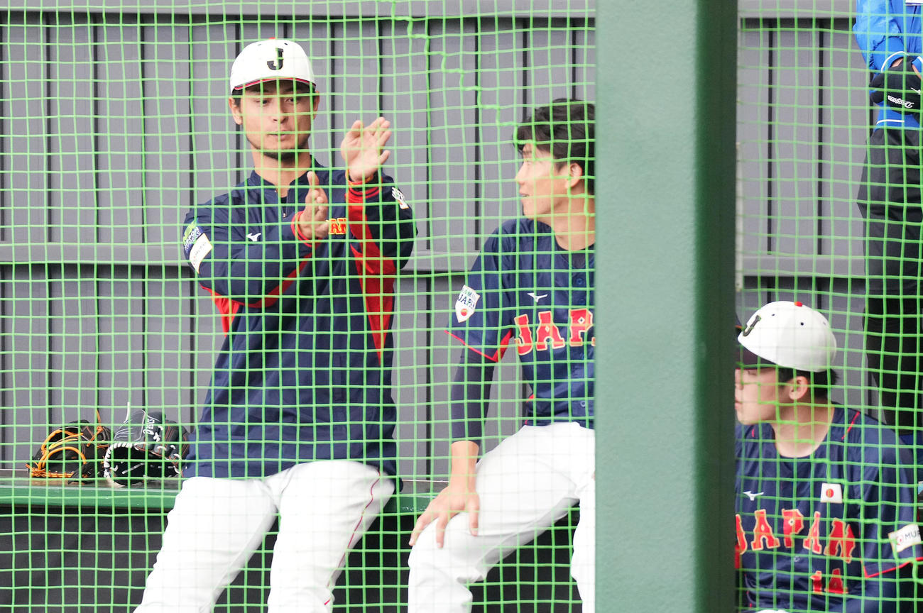 ブルペンでの投球練習を終え、ダルビッシュ（左）と話す湯浅。右は佐々木（撮影・菅敏）