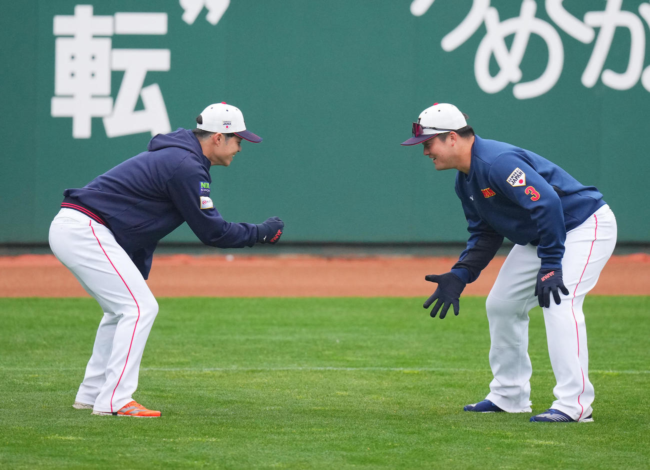 牧（右）とジャンケンダッシュする中野（撮影・垰建太）