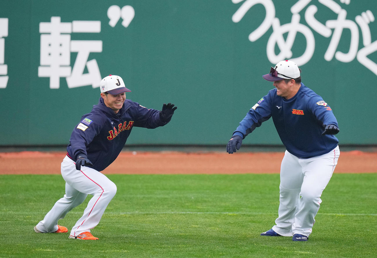 牧（右）とジャンケンダッシュする中野（撮影・垰建太）
