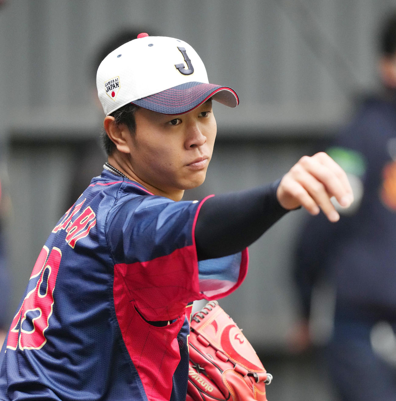ブルペンで投球練習をする高橋宏（撮影・菅敏）
