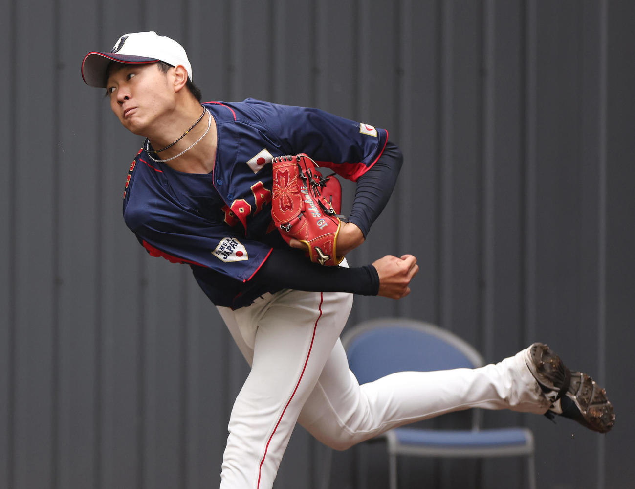 ブルペンで力投する高橋宏（撮影・前田充）