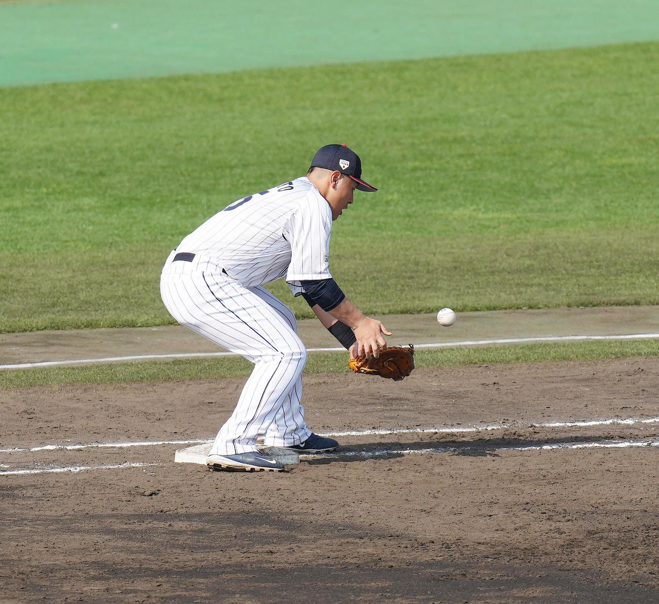 侍ジャパン対ソフトバンク　4回表ソフトバンク1死、中村の一ゴロの打球を落とす岡本（撮影・菅敏）