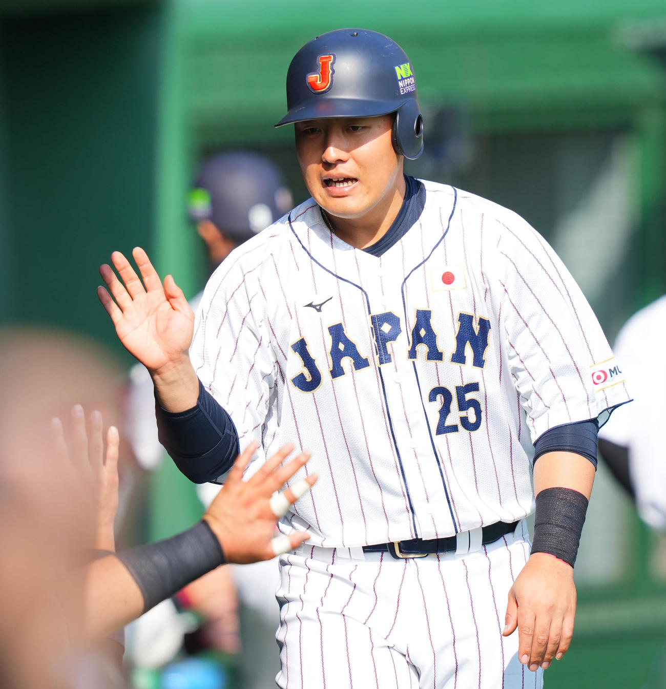 日本対ソフトバンク　4回裏日本1死三塁、周東（左）の遊ゴロの間に生還しナインの出迎えを受ける岡本（中央）（撮影・垰建太）