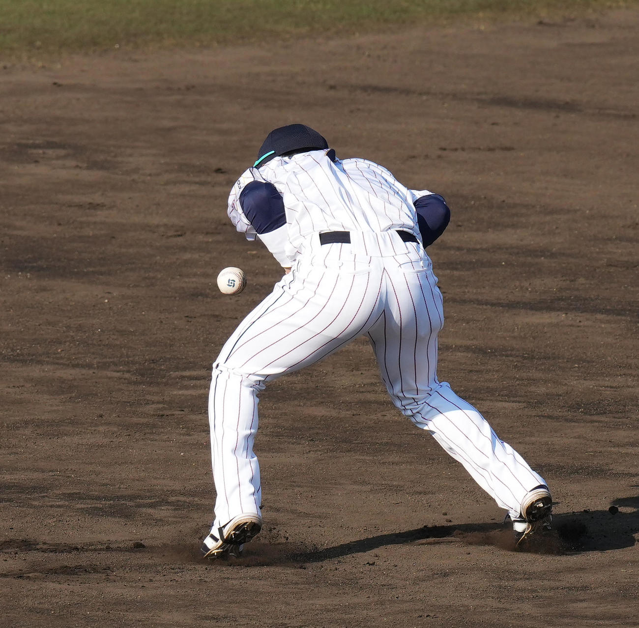侍ジャパン対ソフトバンク　6回表ソフトバンク無死一、三塁、三森の打球をファンブルする中野（撮影・菅敏）