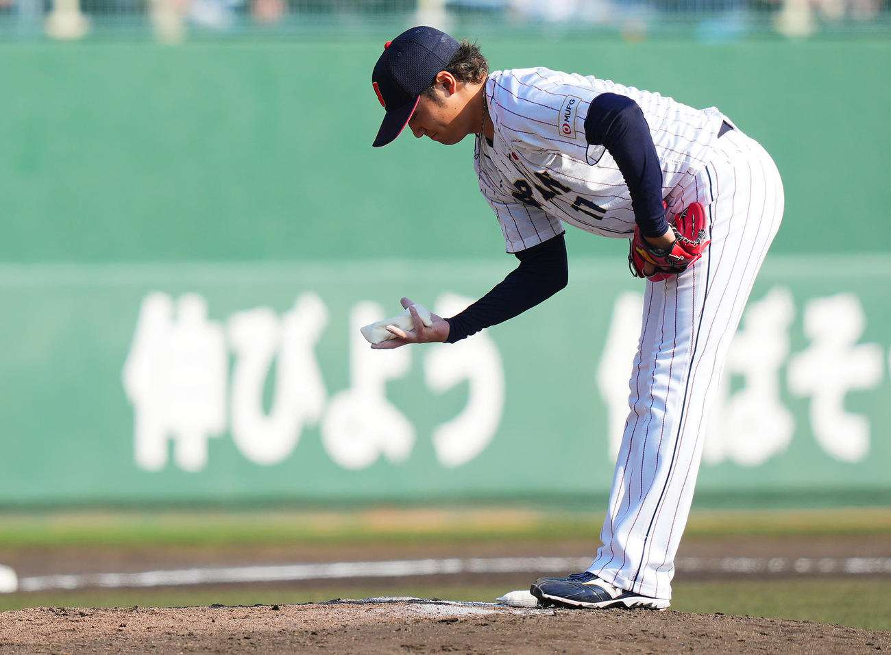日本対ソフトバンク　5回表、日本3番手で登板しロジンをたっぷりつける伊藤（撮影・垰建太）