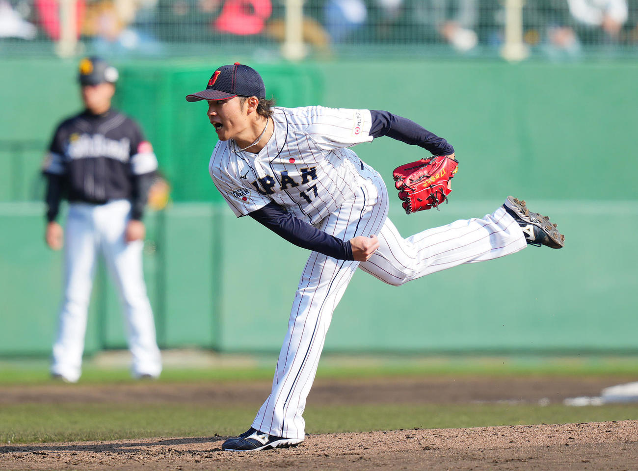 日本対ソフトバンク　5回表、日本3番手で登板し力投する伊藤（撮影・垰建太）
