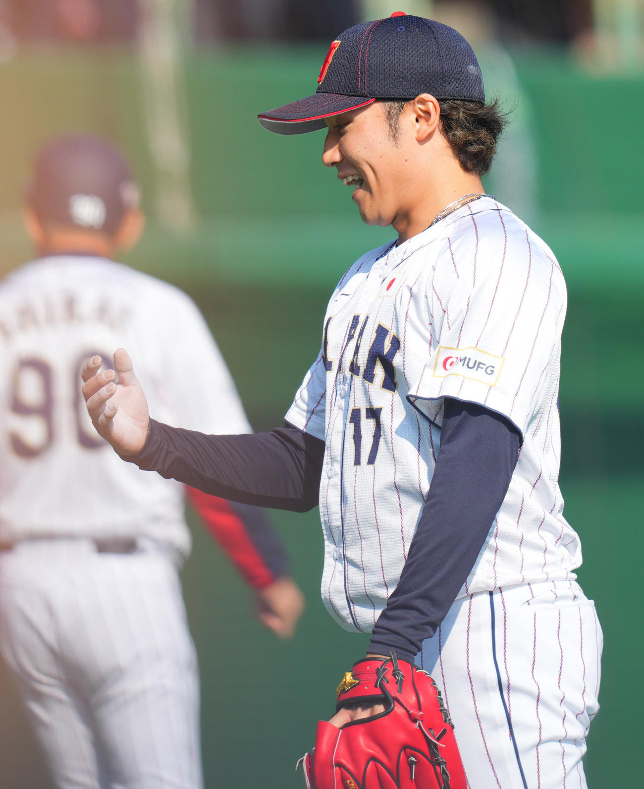 日本対ソフトバンク　5回表ソフトバンクの攻撃を無失点に抑えた伊藤はロジンで白くなった右手の甲でタッチを交わす（撮影・垰建太）