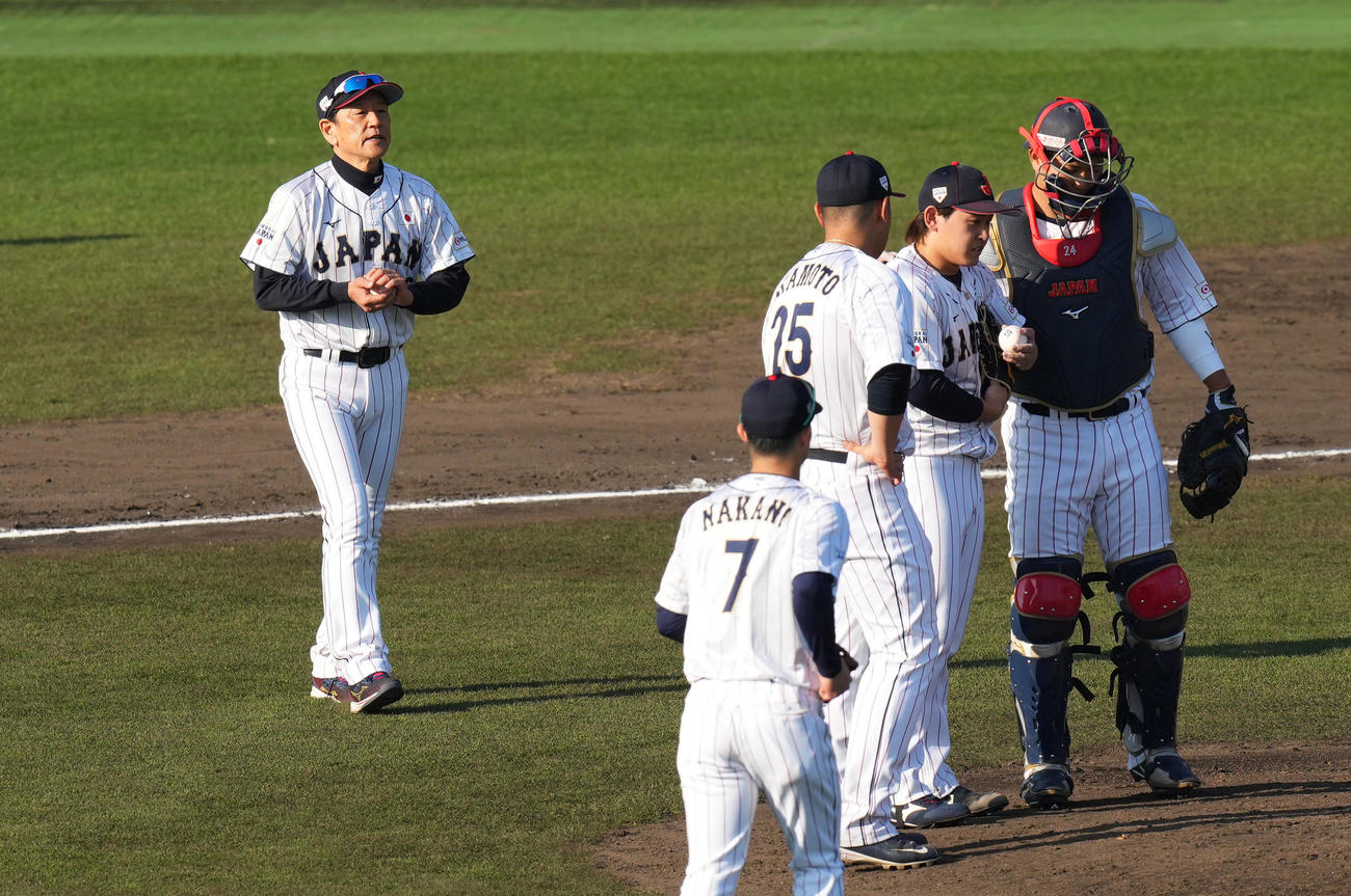 侍ジャパン対ソフトバンク　7回途中、宮城（右から2人目）に交代を告げるためマウンドに向かう栗山監督（左端）（撮影・菅敏）
