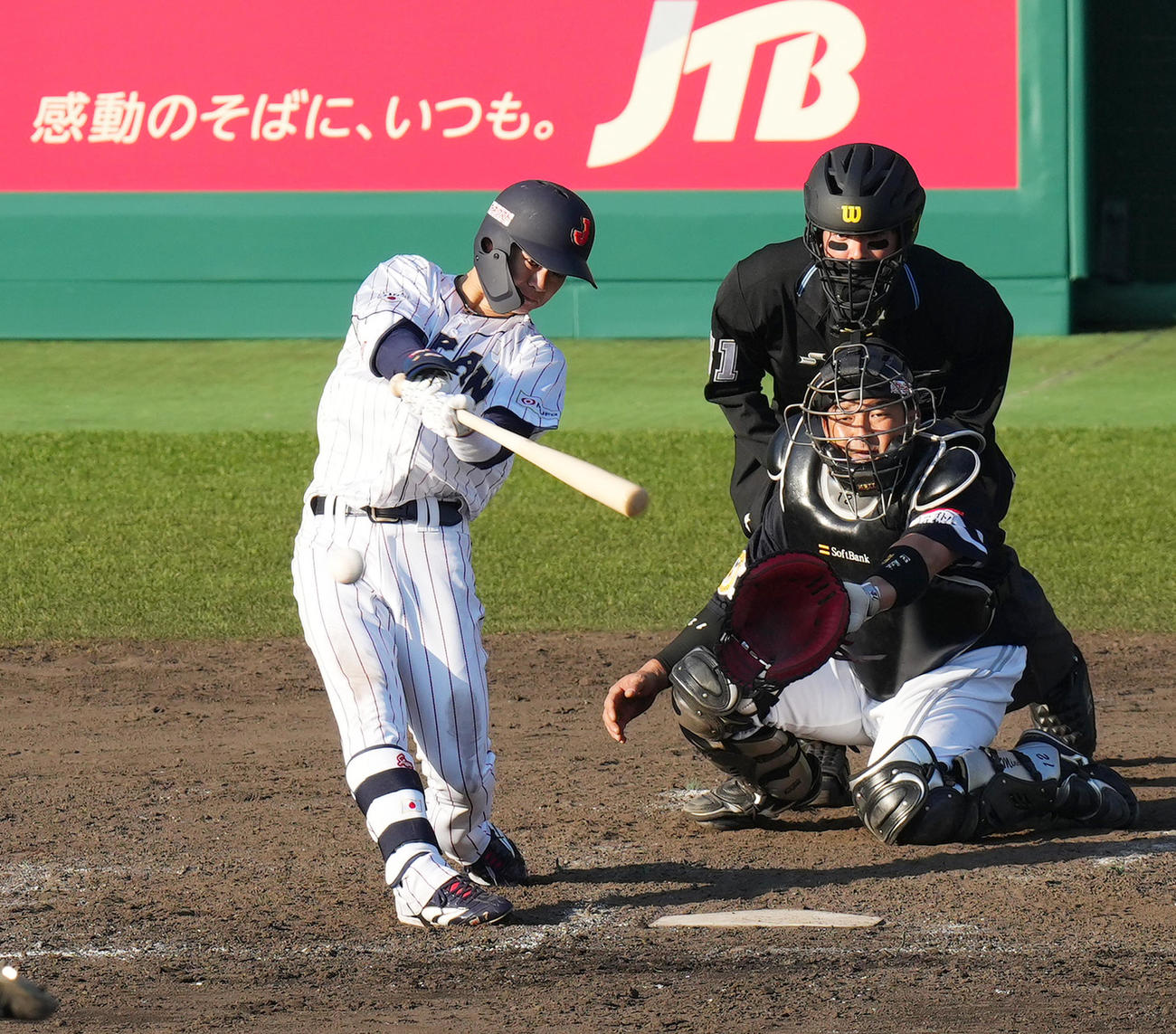 侍ジャパン対ソフトバンク　7回裏侍ジャパン2死二塁、右適時打をは中野（撮影・菅敏）