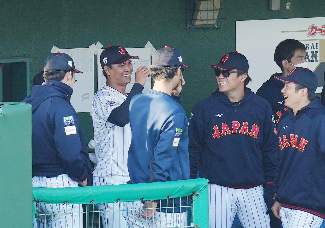 侍ジャパン対ソフトバンク　8回、降板し佐々木（左端）ダルビッシュ（左から2人目）、山本（左から3人目）、松井（右端）と笑顔で話す宇田川（撮影・菅敏）