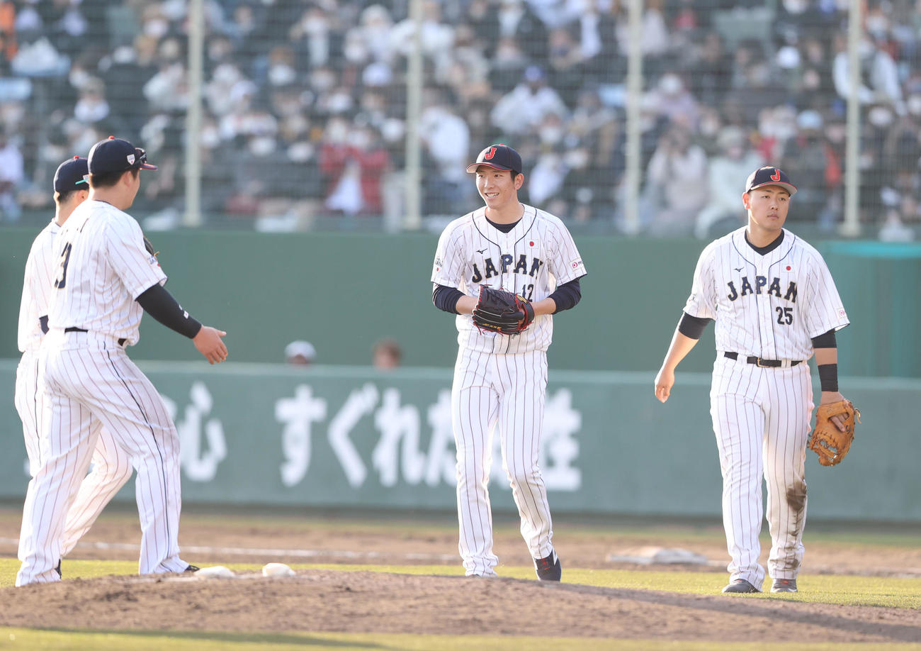 侍ジャパン対ソフトバンク　9回に登板した戸郷はきっちり抑え笑顔（撮影・梅根麻紀）