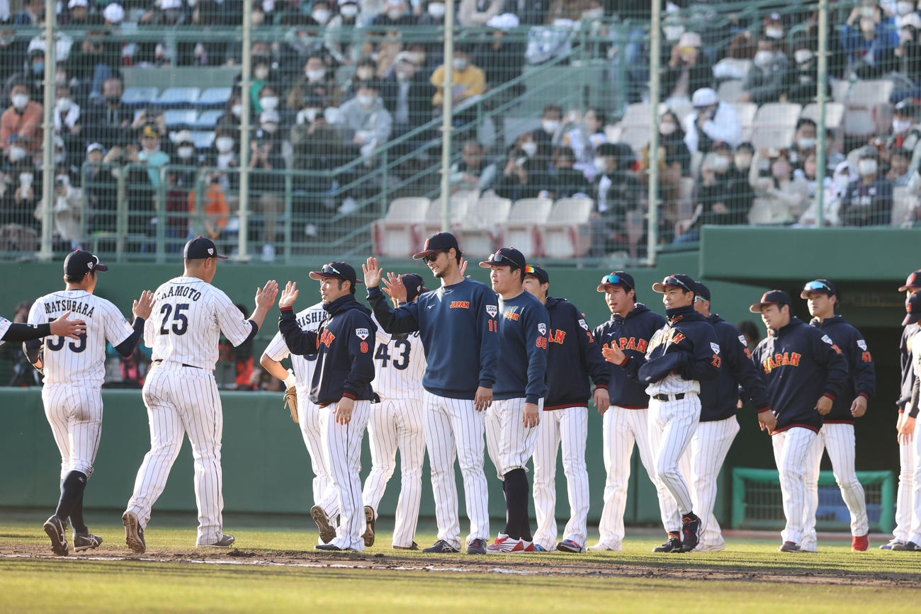 侍ジャパン対ソフトバンク　ソフトバンクに勝利し、ハイタッチをかわす侍ジャパンナイン（撮影・梅根麻紀）