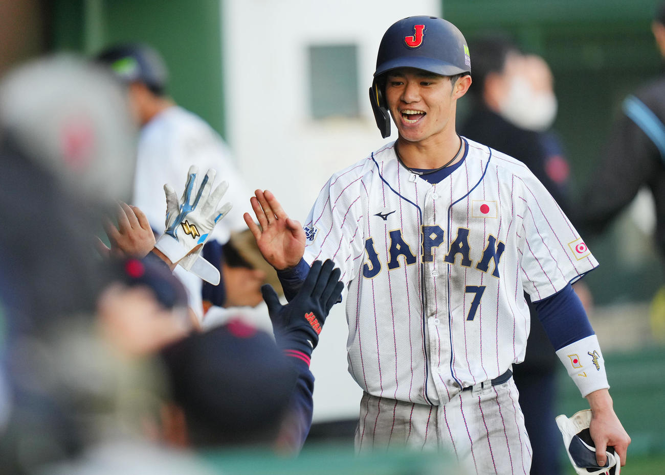 日本対ソフトバンク　タイブレーク方式の10回、適時打を放った中野はナインの出迎えを受ける（撮影・垰建太）
