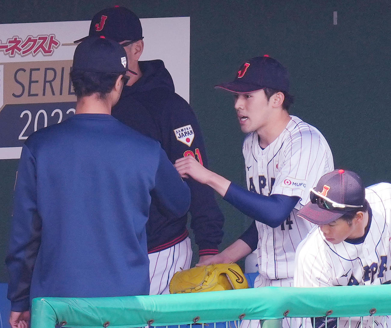 侍ジャパン対ソフトバンク　登板を終え、ダルビッシュ（左）にタッチで迎えられる佐々木（撮影・菅敏）
