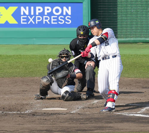 侍ジャパン対ソフトバンク 4回裏侍ジャパン1死満塁、右中間に先制の適時二塁打を放つ岡本(撮影・菅敏)