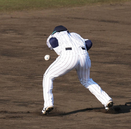 侍ジャパン対ソフトバンク 6回表ソフトバンク無死一、三塁、三森の打球をファンブルする中野(撮影・菅敏)