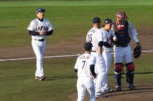 侍ジャパン対ソフトバンク 7回途中、宮城(右から2人目)に交代を告げるためマウンドに向かう栗山監督(左端)(撮影・菅敏)