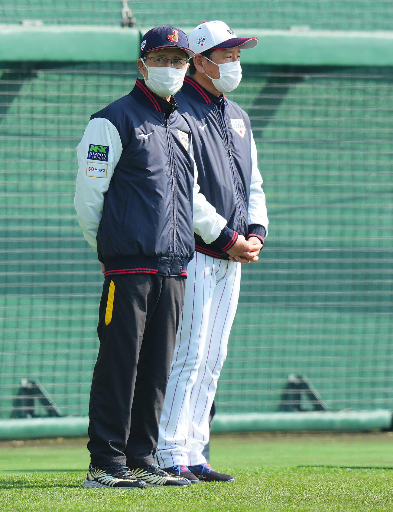 日本対ソフトバンク　試合前、言葉を交わすソフトバンク王会長（左）と栗山監督（撮影・垰建太）