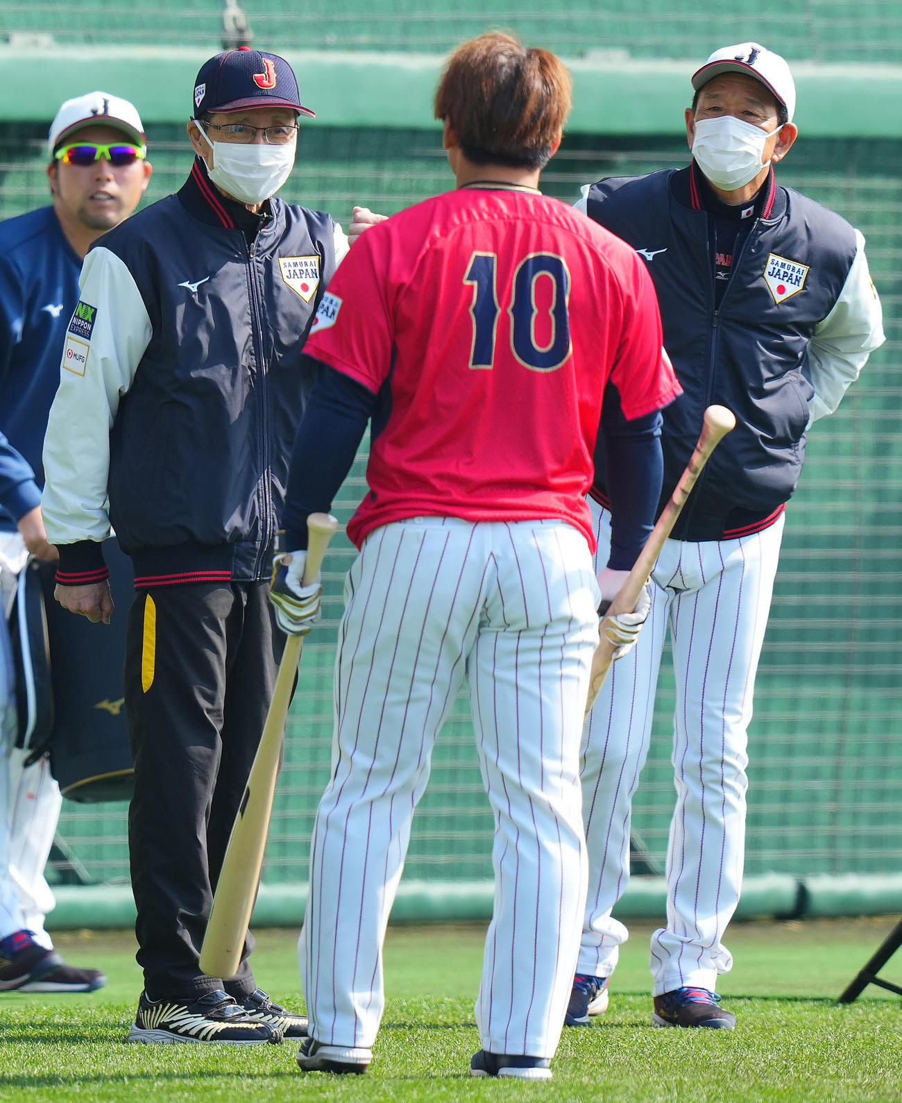 日本対ソフトバンク　試合前、甲斐（手前）を激励するソフトバンク王会長（左）。右は栗山監督（撮影・垰建太）