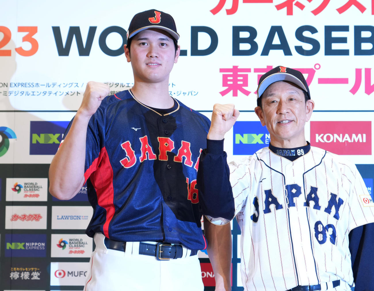 会見でWBCへの抱負を話し、ガッツポーズを見せる大谷翔平（左）と侍ジャパン栗山監督（23年1月6日撮影）