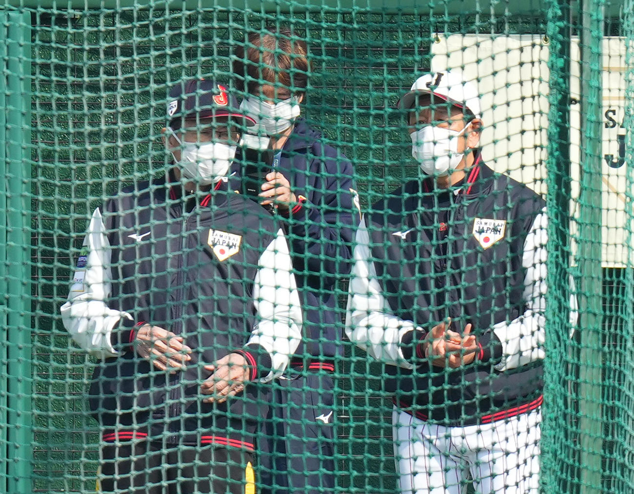 試合前、ソフトバンク王球団会長（左）と話す栗山監督（撮影・菅敏）