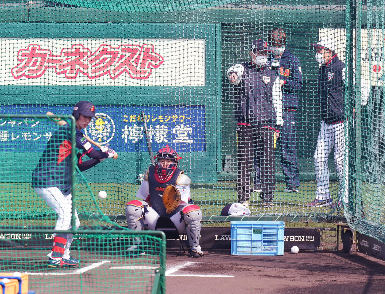 試合前、ソフトバンク王球団会長（右から2人目）と話す栗山監督（右端）（撮影・菅敏）