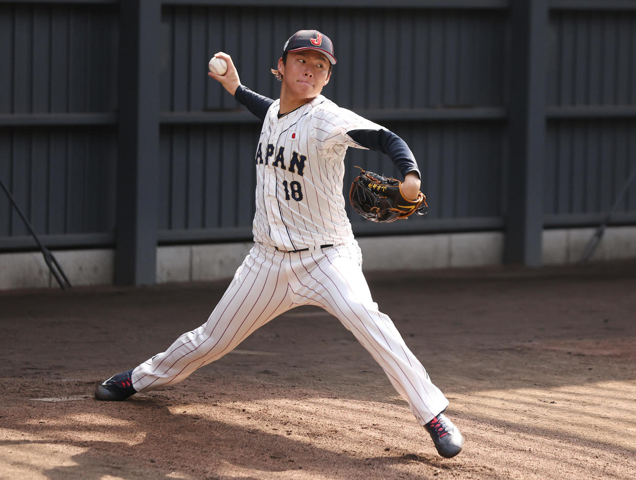 ブルペンで調整する山本（撮影・前田充）