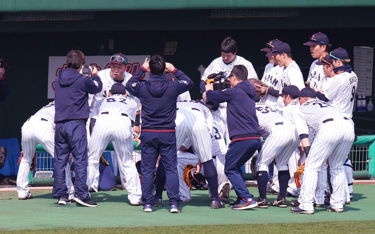 試合前、山川（左から3人目）を中心に円陣を組む侍ジャパンの選手たち（撮影・菅敏）
