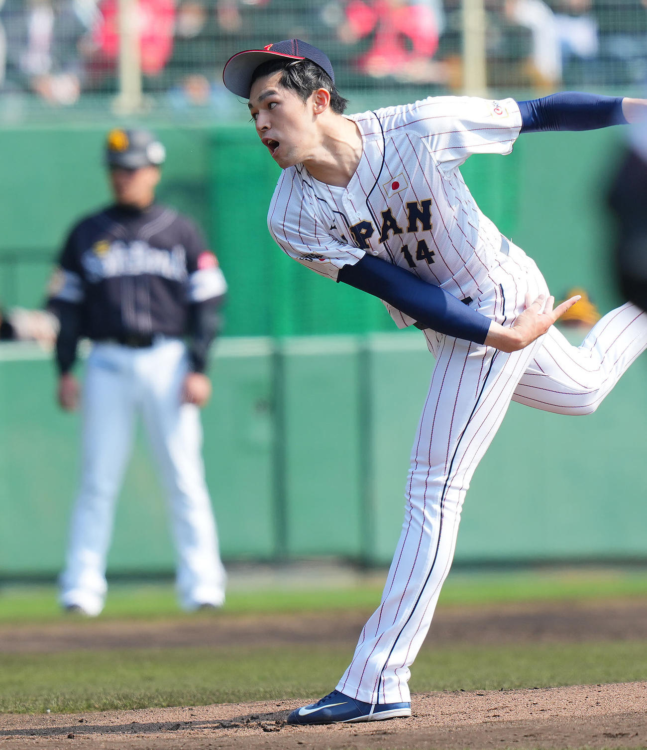 日本対ソフトバンク　力投する日本先発の佐々木（撮影・垰建太）