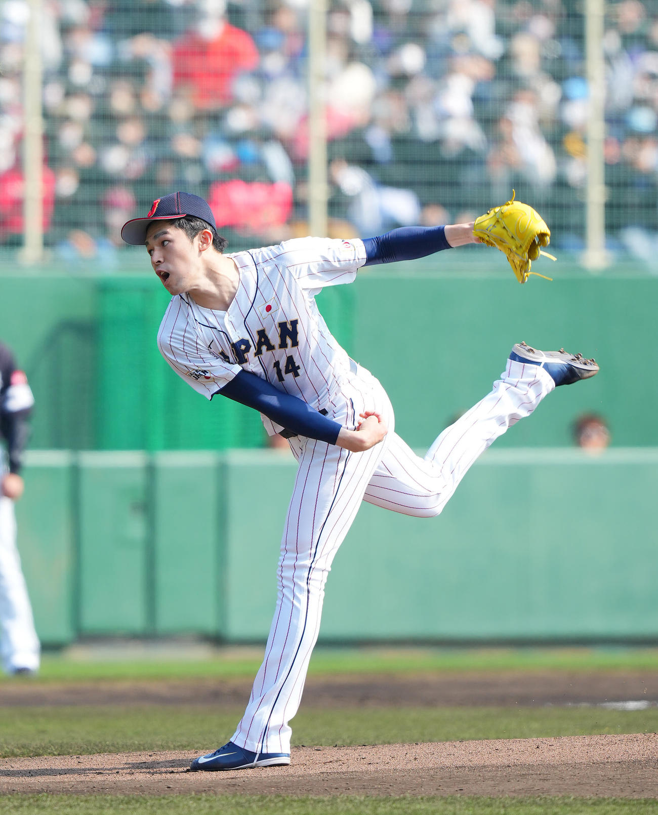 日本対ソフトバンク　力投する日本先発の佐々木（撮影・垰建太）