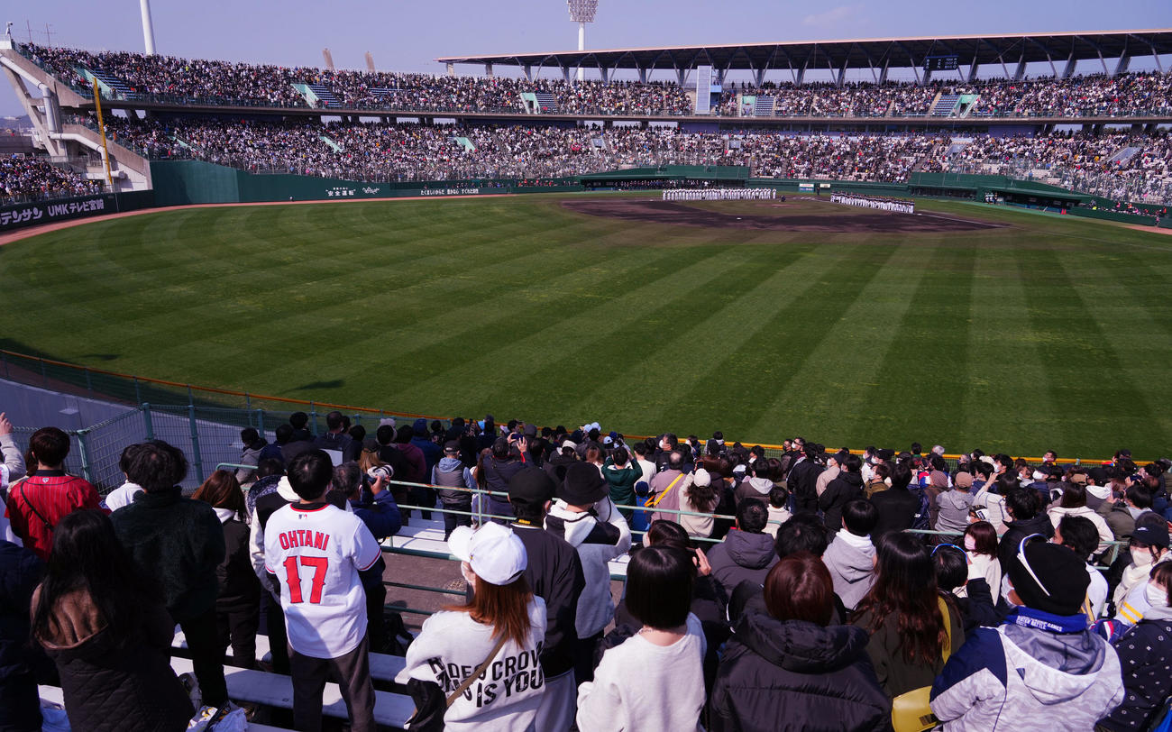 試合前のセレモニーでフィールドに整列し、君が代斉唱する両チーム（撮影・菅敏）