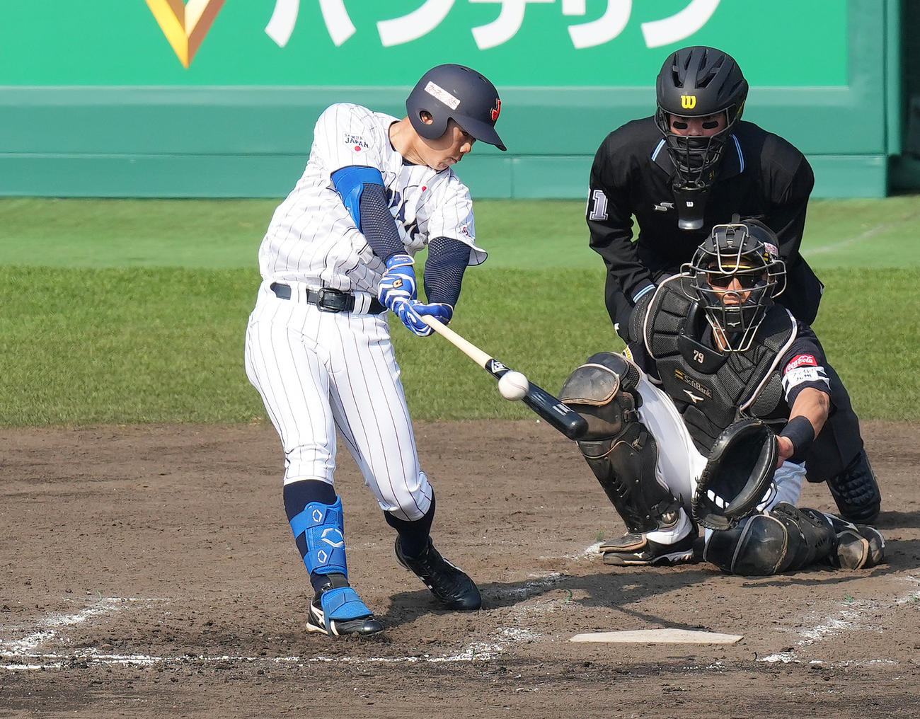 侍ジャパン対ソフトバンク　3回裏侍ジャパン1死、中前打を放つ松原（撮影・菅敏）