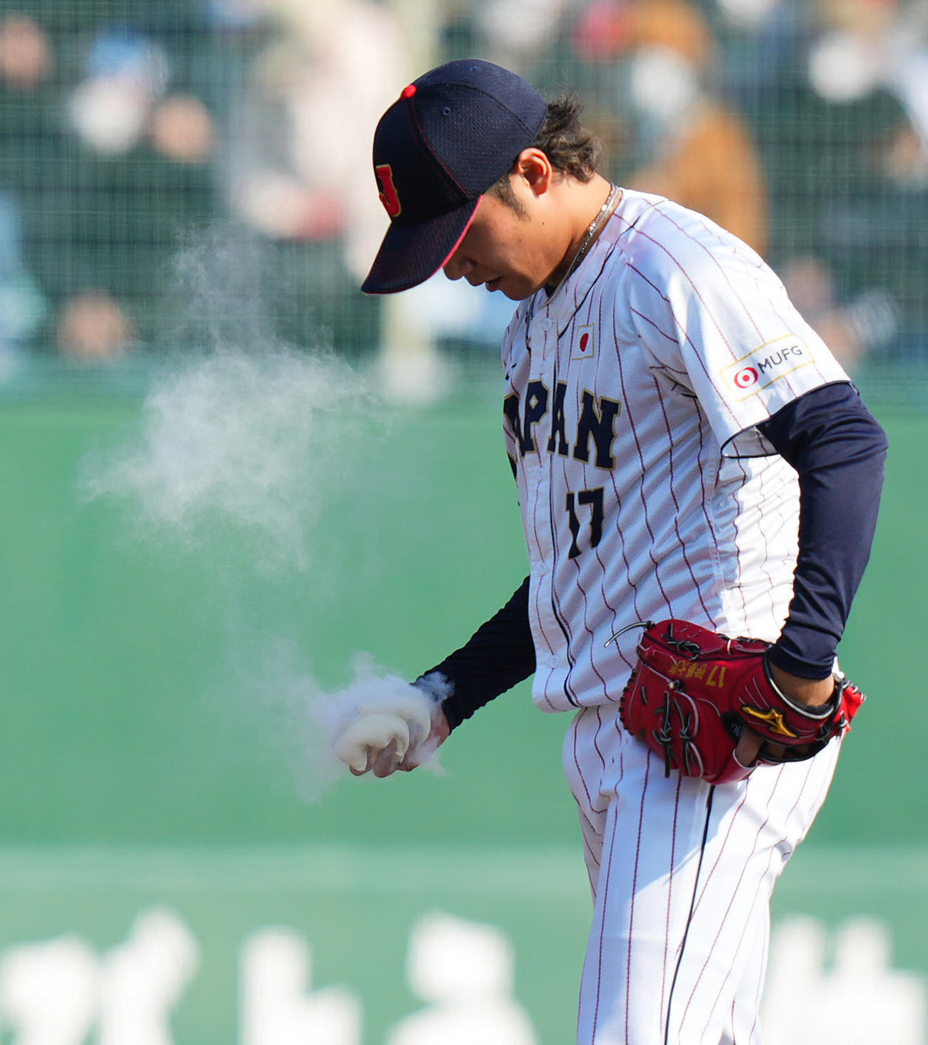 日本対ソフトバンク　5回表、日本3番手で登板しロジンをたっぷりつける伊藤（撮影・垰建太）