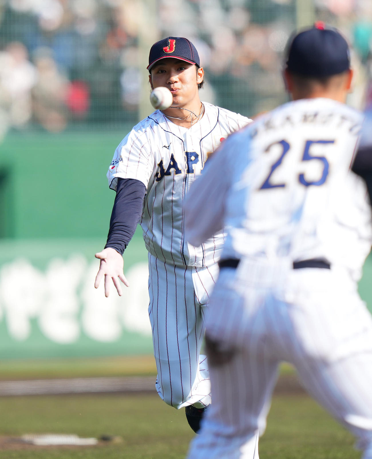 日本対ソフトバンク　5回表ソフトバンク無死、ホーキンスの鋭い打球に反応し投ゴロに仕留める伊藤（撮影・垰建太）