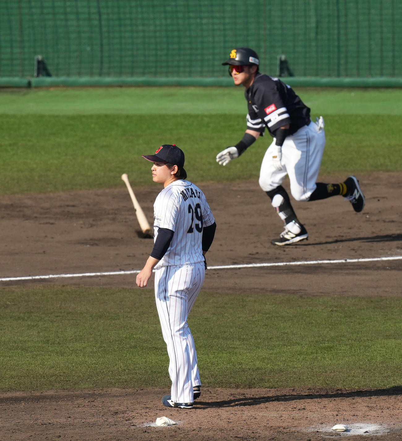 侍ジャパン対ソフトバンク　6回表ソフトバンク無死一、二塁、牧原（奥）に右前適時打を打たれる宮城（撮影・菅敏）
