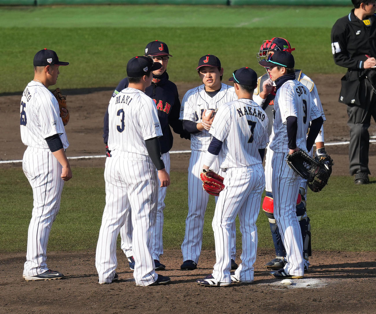 侍ジャパン対ソフトバンク　6回表ソフトバンク2死一、二塁、マウンドで吉井投手コーチ（左から3人目）らナインと話す宮城（中央）（撮影・菅敏）