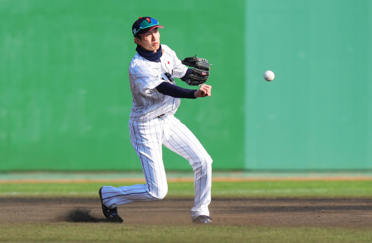日本対ソフトバンク　6回表ソフトバンク無死一塁、渡辺陸の三ゴロを二塁へ悪送球する周東（撮影・垰建太）