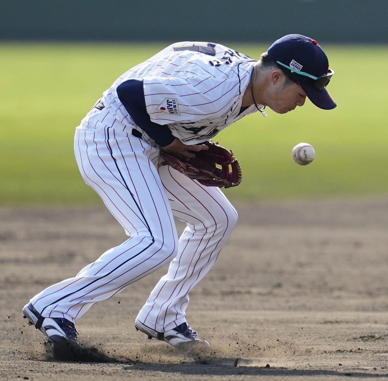 侍ジャパン対ソフトバンク　6回表ソフトバンク無死一、三塁、三森の打球をはじく遊撃手中野（共同）