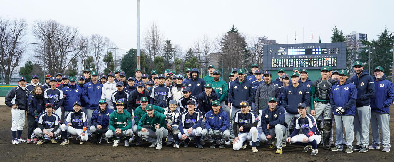 オーストラリア対全府中　試合後、笑顔で記念撮影する両ナイン（撮影・鈴木みどり）