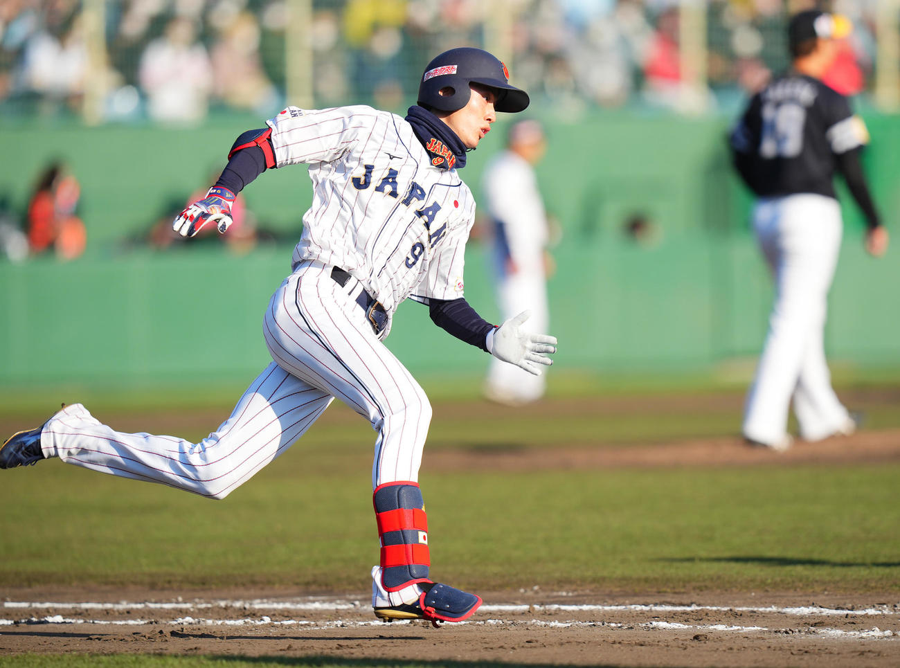 日本対ソフトバンク　7回裏日本2死、左翼への安打でそのまま加速し二塁打とする周東（撮影・垰建太）