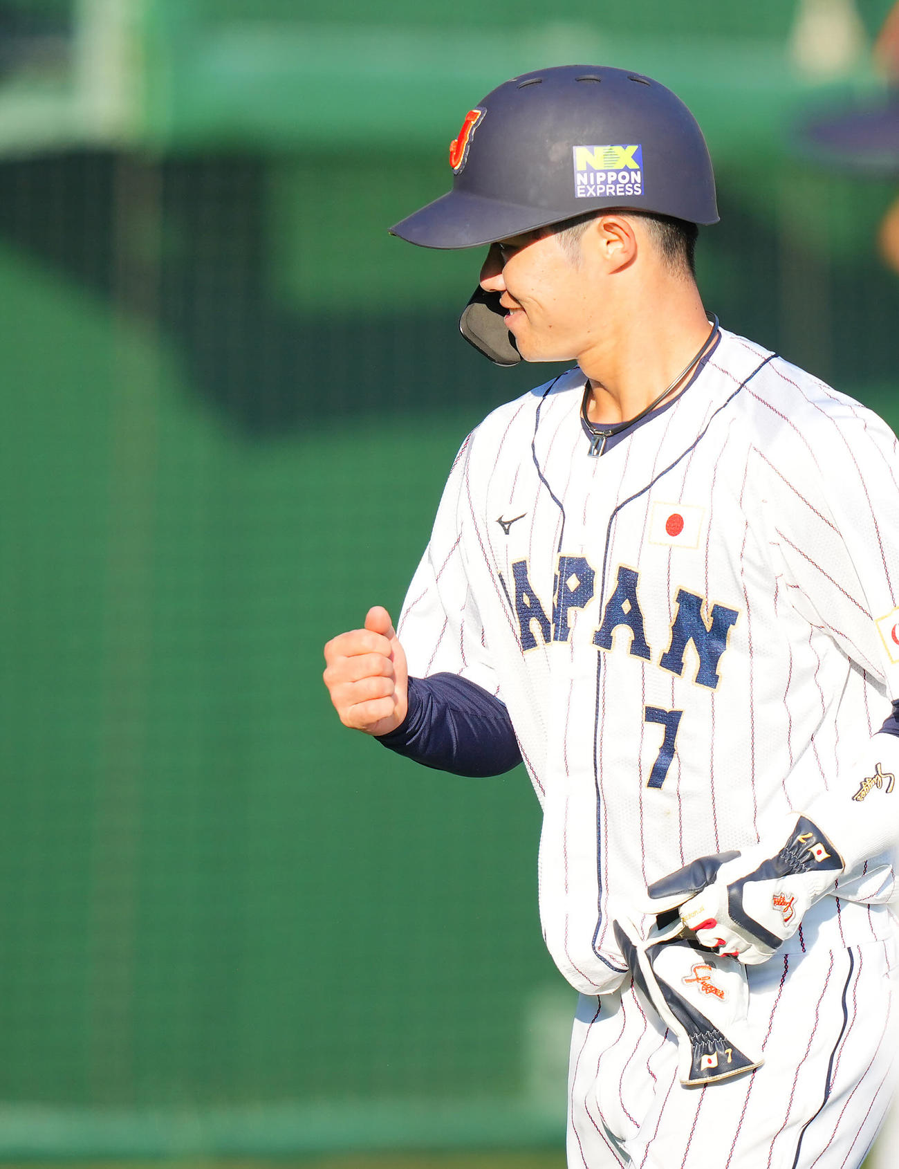 日本対ソフトバンク　7回裏の攻撃を終え適時打を放った中野はベンチに向かって笑顔でガッツポーズする（撮影・垰建太）