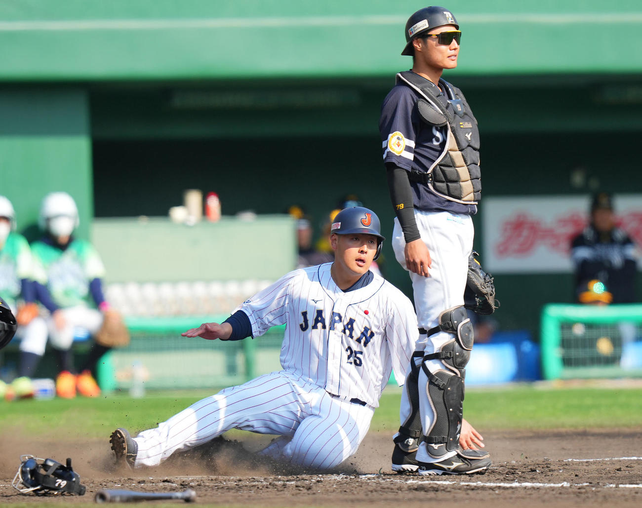 日本対ソフトバンク　4回裏日本1死三塁、周東の遊ゴロの間に生還する岡本（撮影・垰建太）