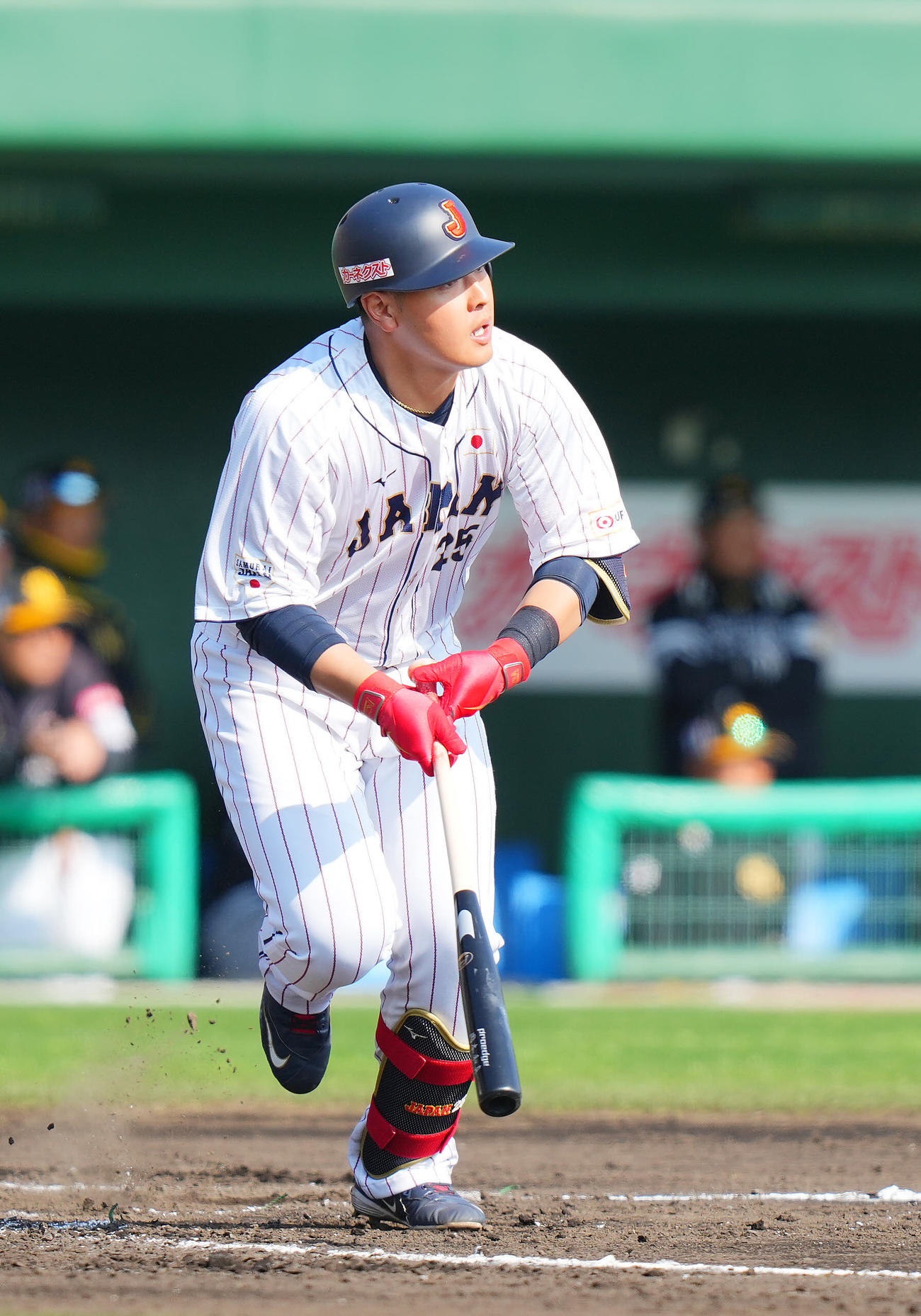 日本対ソフトバンク　4回裏日本1死満塁、適時二塁打を放つ岡本（撮影・垰建太）