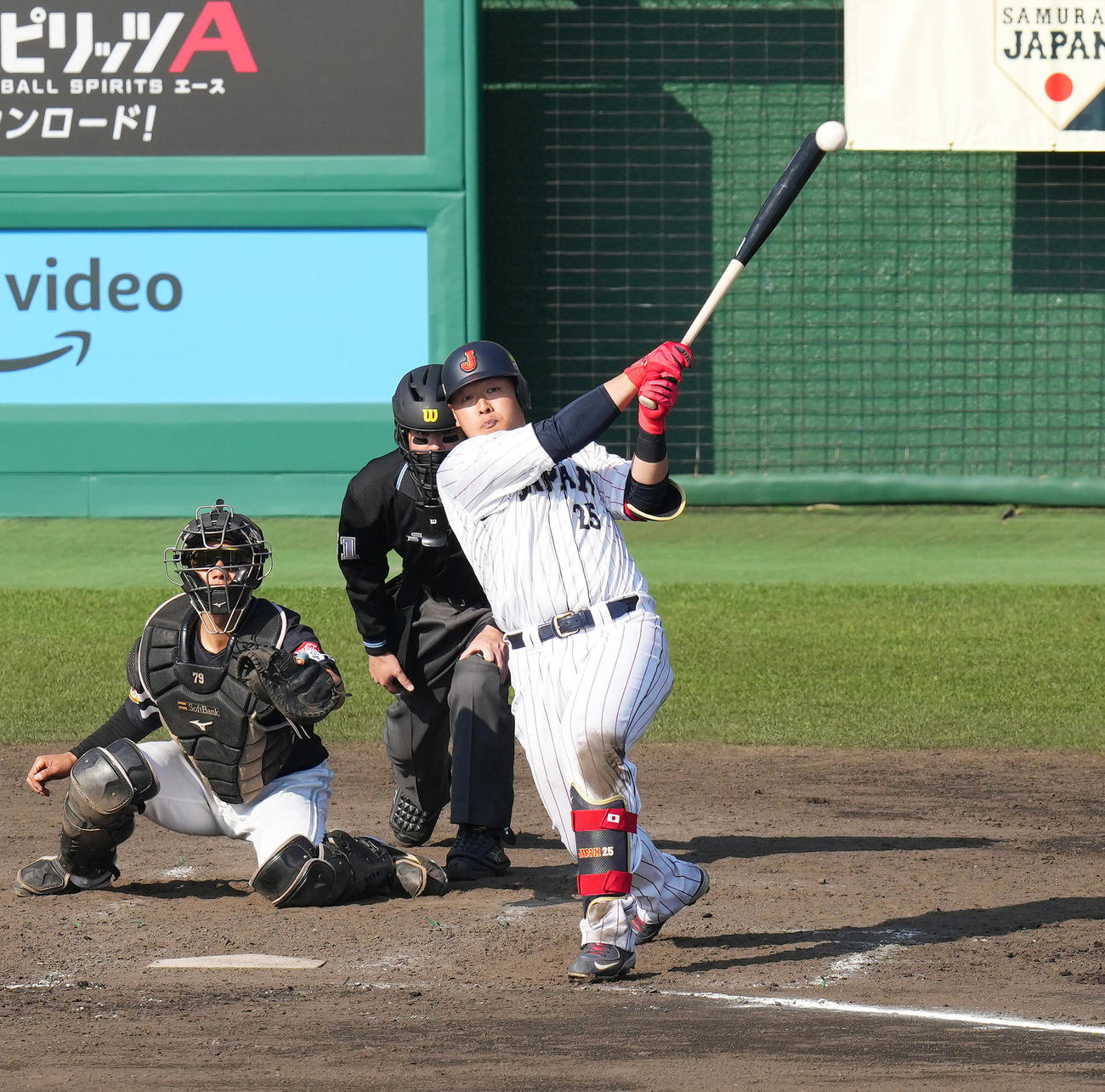 侍ジャパン対ソフトバンク　5回裏侍ジャパン1死満塁、左適時打を放つ岡本（撮影・菅敏）