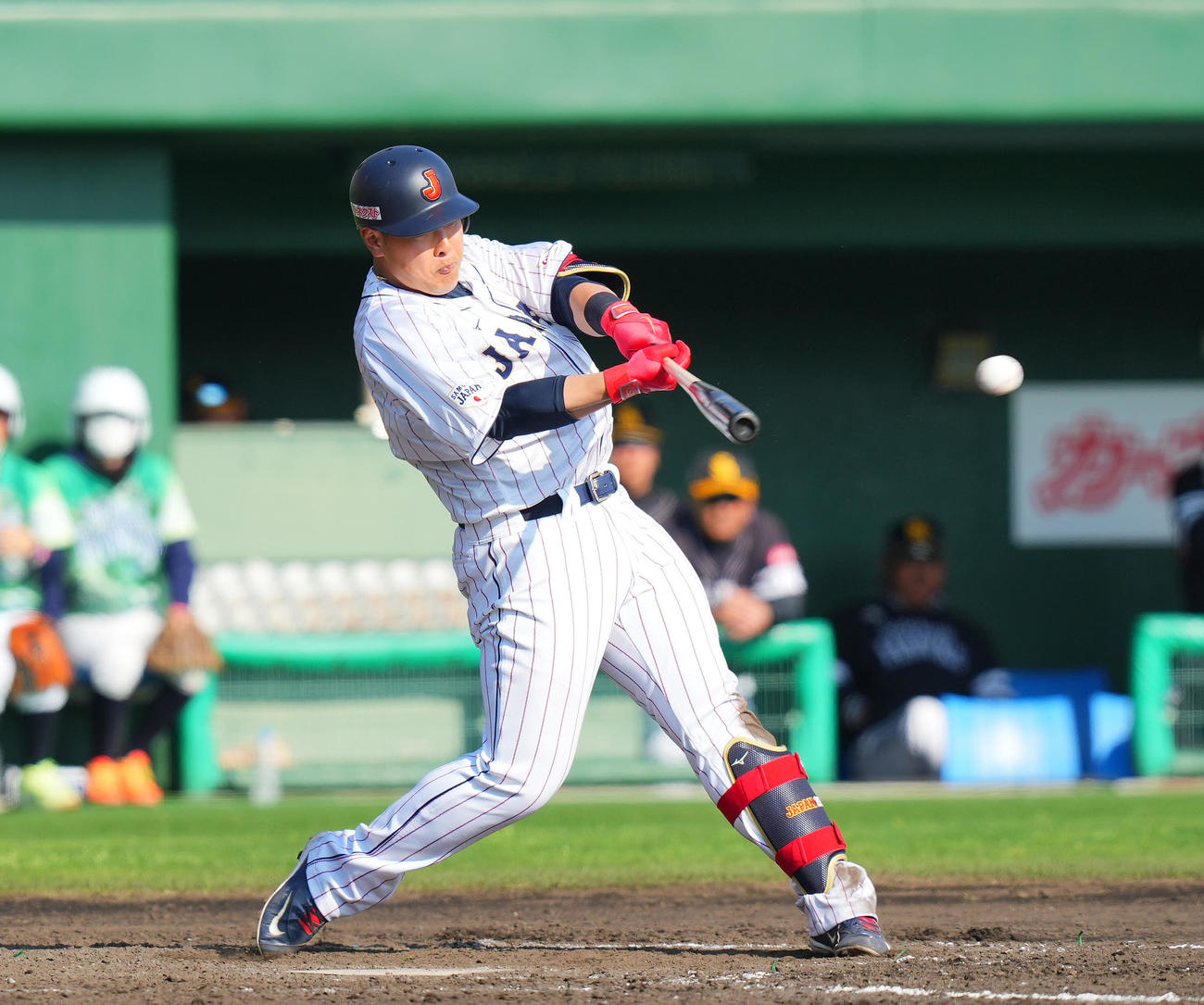日本対ソフトバンク　5回裏日本1死満塁、左翼に適時打を放つ岡本（撮影・垰建太）