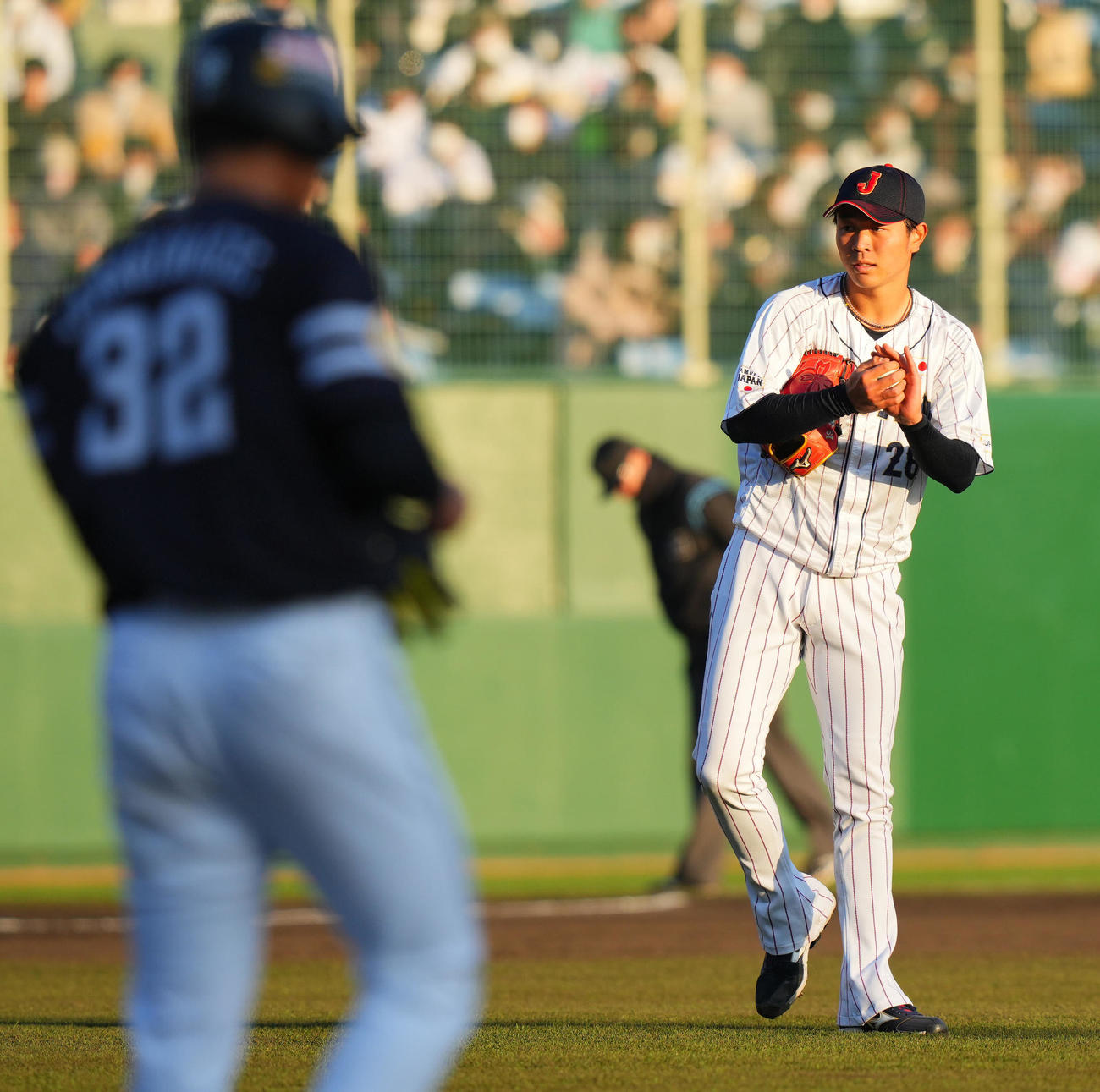 日本対ソフトバンク　タイブレーク方式の10回、適時打を許し渋い表情の高橋宏（右）（撮影・垰建太）