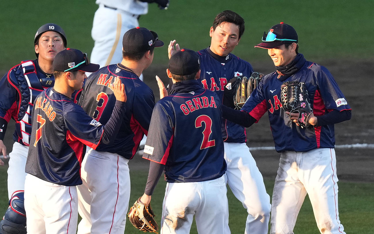 侍ジャパン対ソフトバンク　ソフトバンクに勝利し、タッチする侍ジャパンの選手たち（撮影・菅敏）