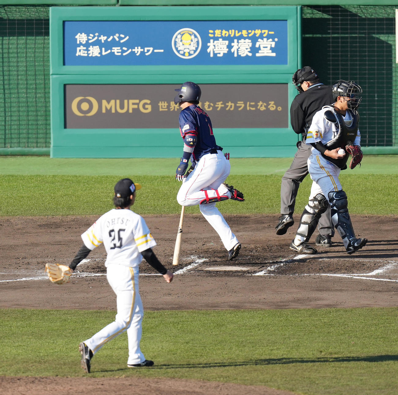 侍ジャパン対ソフトバンク　6回表侍ジャパン2死一、三塁、見逃しの三振に倒れる山田（後方左）。投手大津（撮影・菅敏）